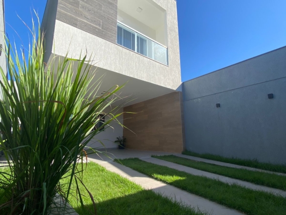 LINDA CASA DUPLEX com excelente acabamento, com ótima localização em Morada de Laranjeiras!