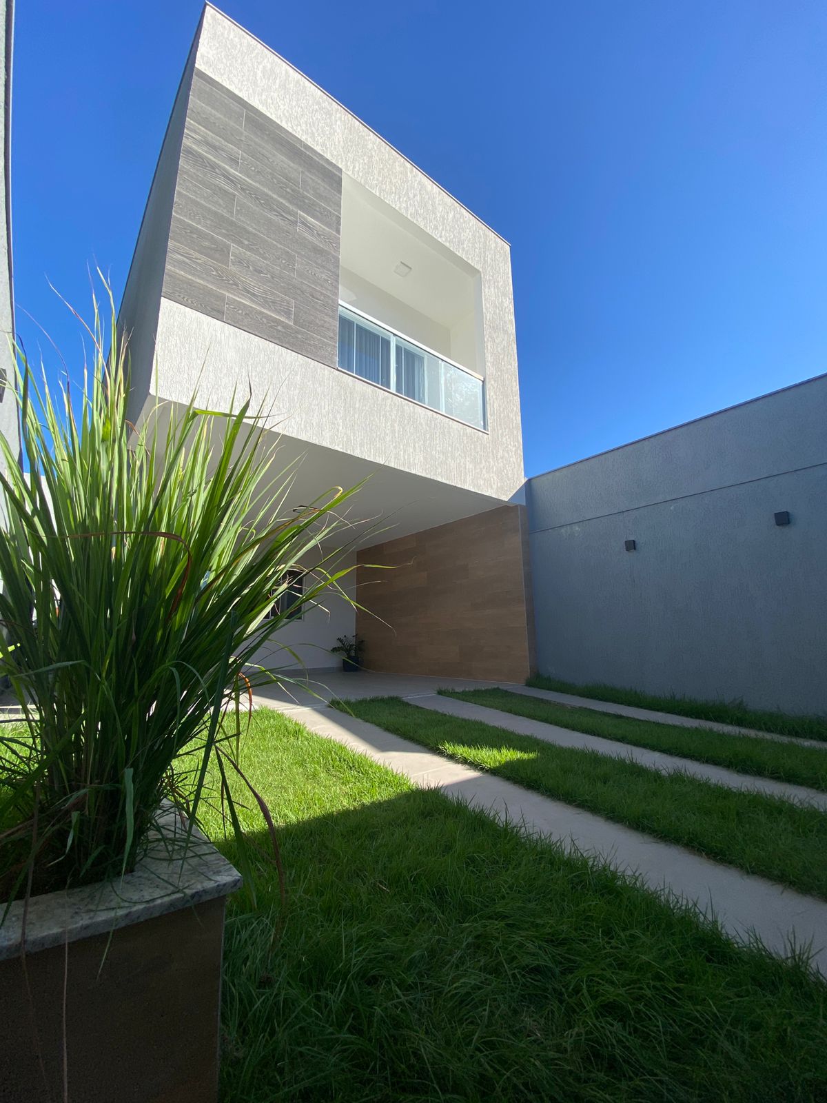 1 LINDA CASA DUPLEX com excelente acabamento, com ótima localização em Morada de Laranjeiras!