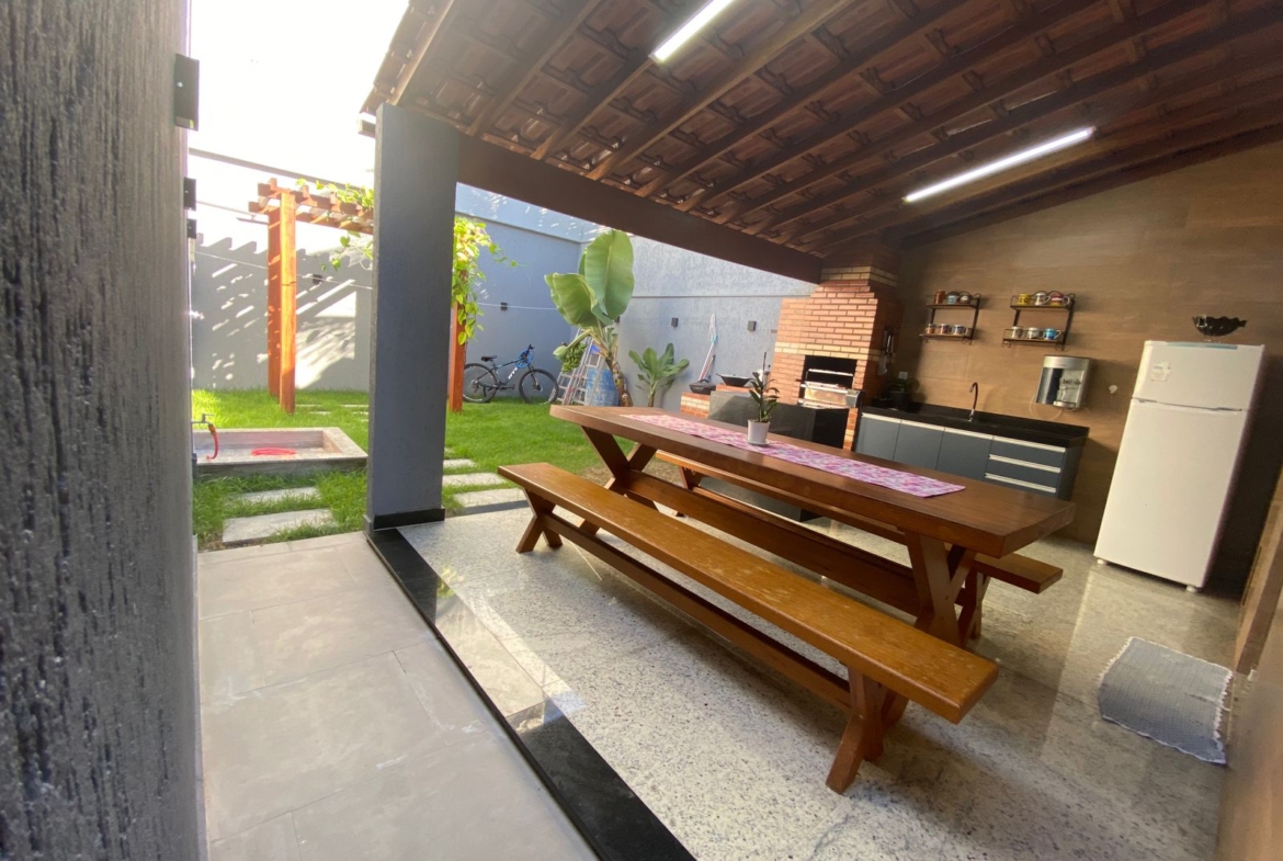 LINDA CASA DUPLEX com excelente acabamento, com ótima localização em Morada de Laranjeiras!