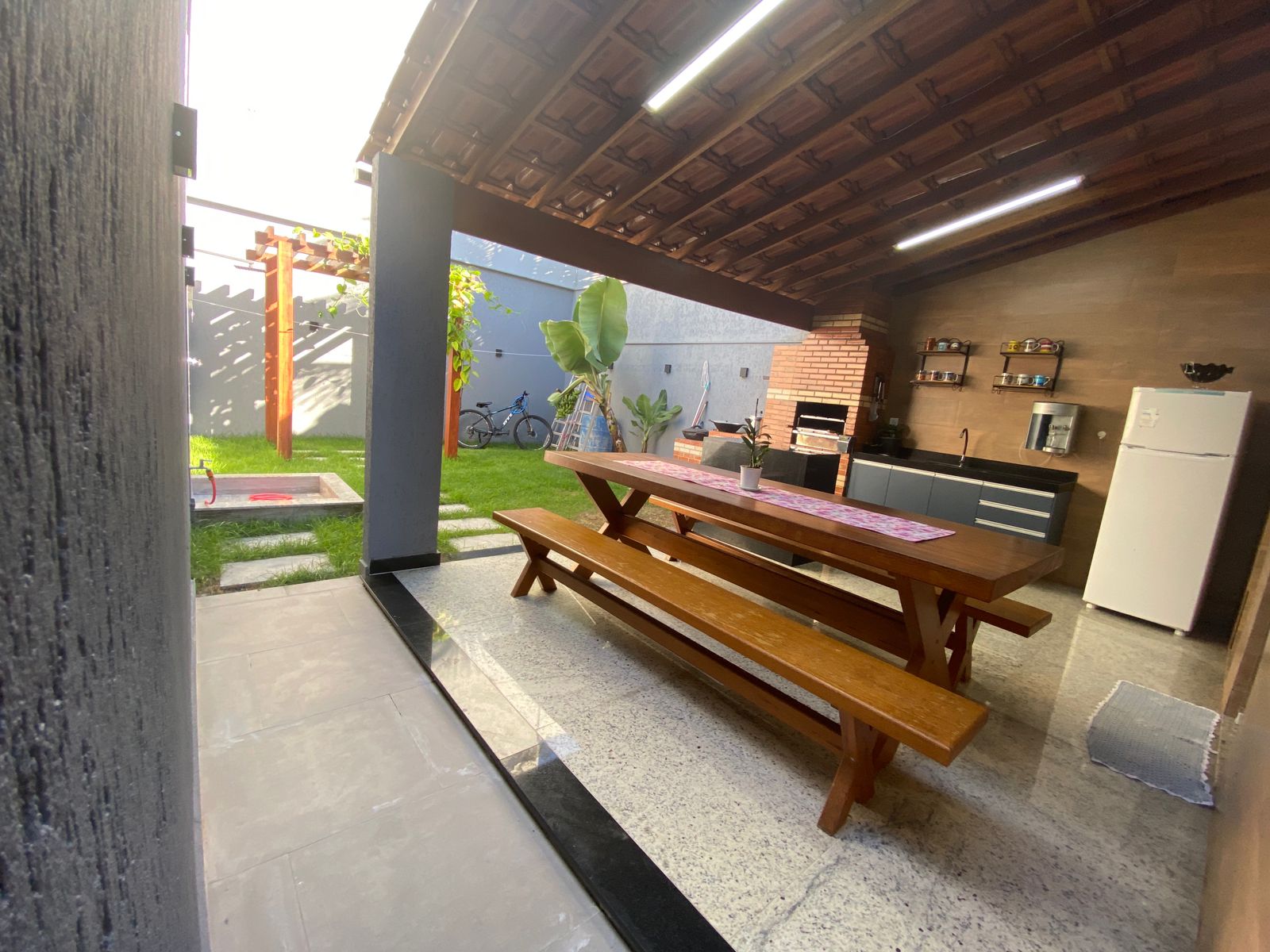 10 LINDA CASA DUPLEX com excelente acabamento, com ótima localização em Morada de Laranjeiras!