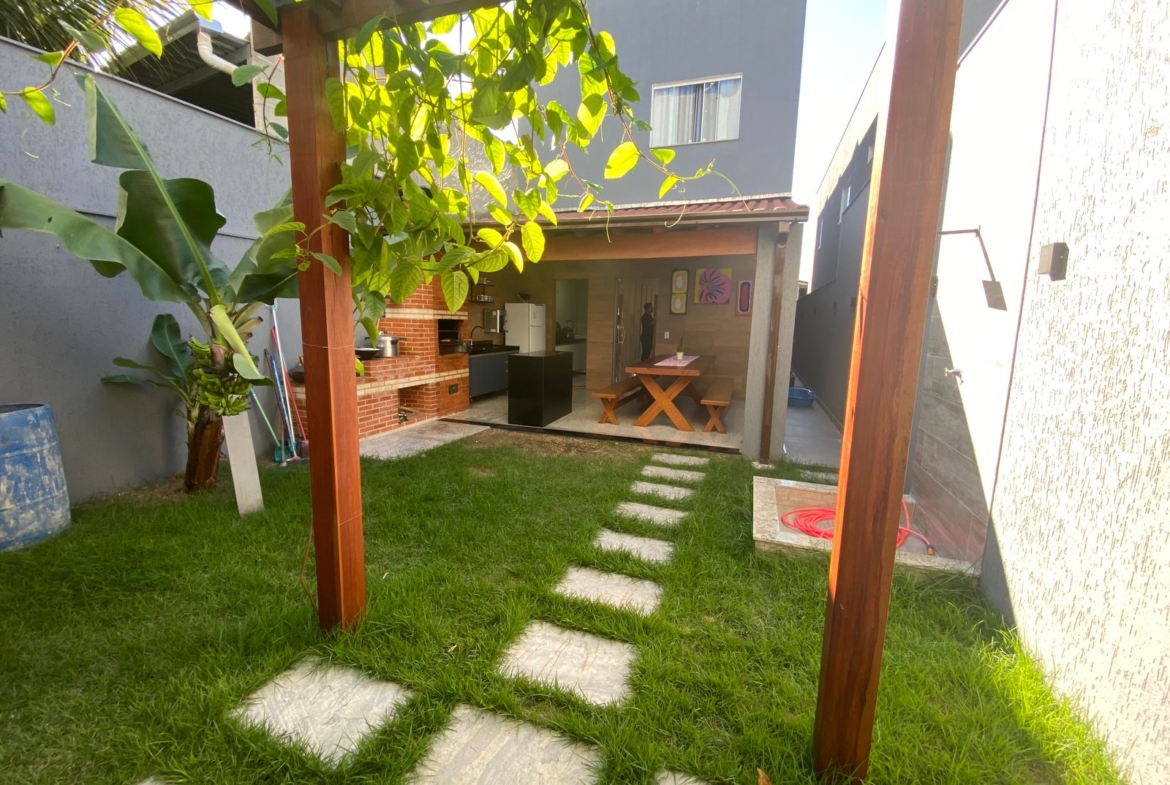 LINDA CASA DUPLEX com excelente acabamento, com ótima localização em Morada de Laranjeiras!