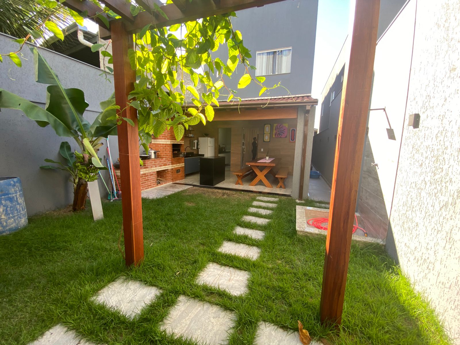 11 LINDA CASA DUPLEX com excelente acabamento, com ótima localização em Morada de Laranjeiras!