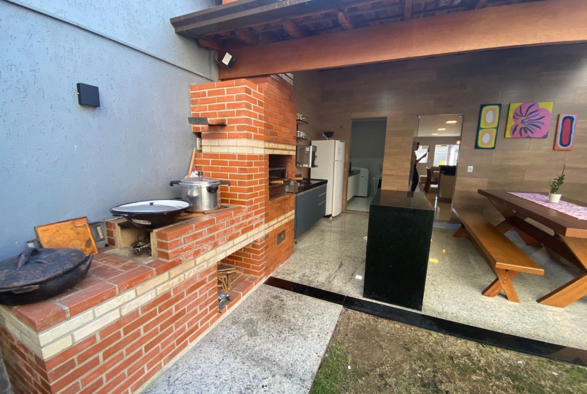 LINDA CASA DUPLEX com excelente acabamento, com ótima localização em Morada de Laranjeiras!
