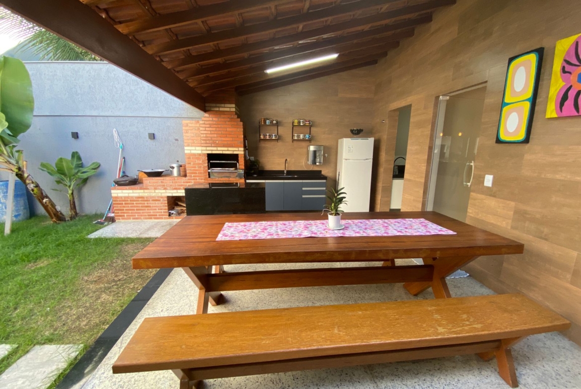 LINDA CASA DUPLEX com excelente acabamento, com ótima localização em Morada de Laranjeiras!