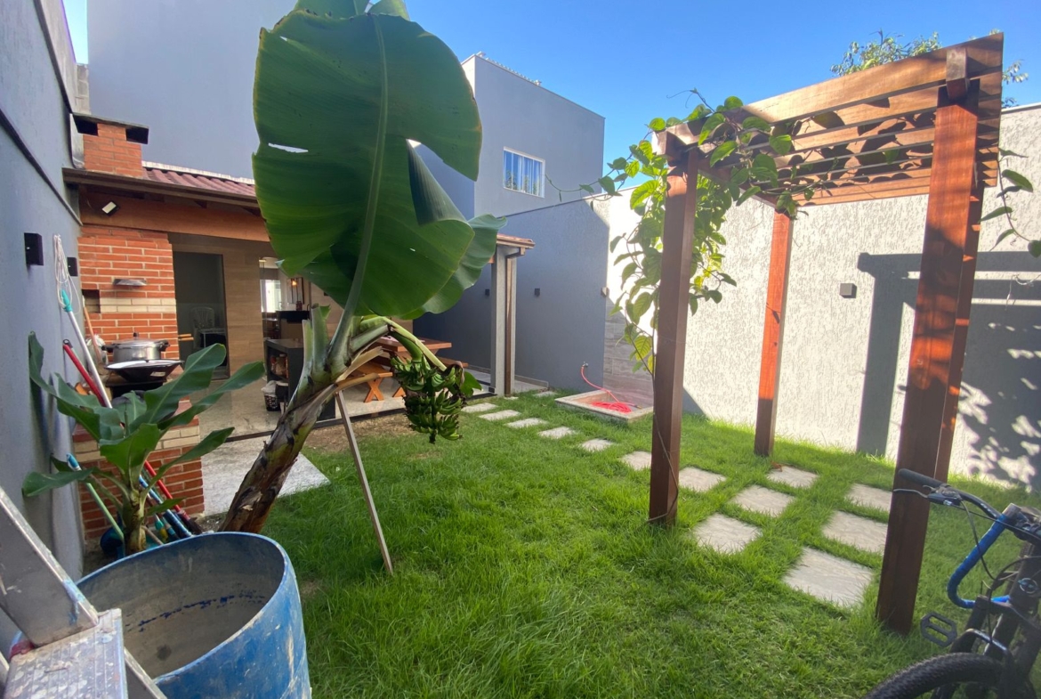 LINDA CASA DUPLEX com excelente acabamento, com ótima localização em Morada de Laranjeiras!