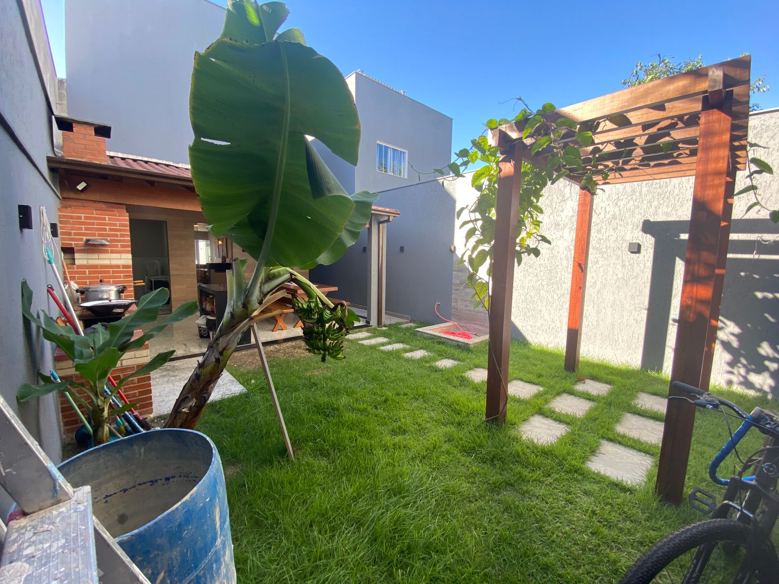 14 LINDA CASA DUPLEX com excelente acabamento, com ótima localização em Morada de Laranjeiras!
