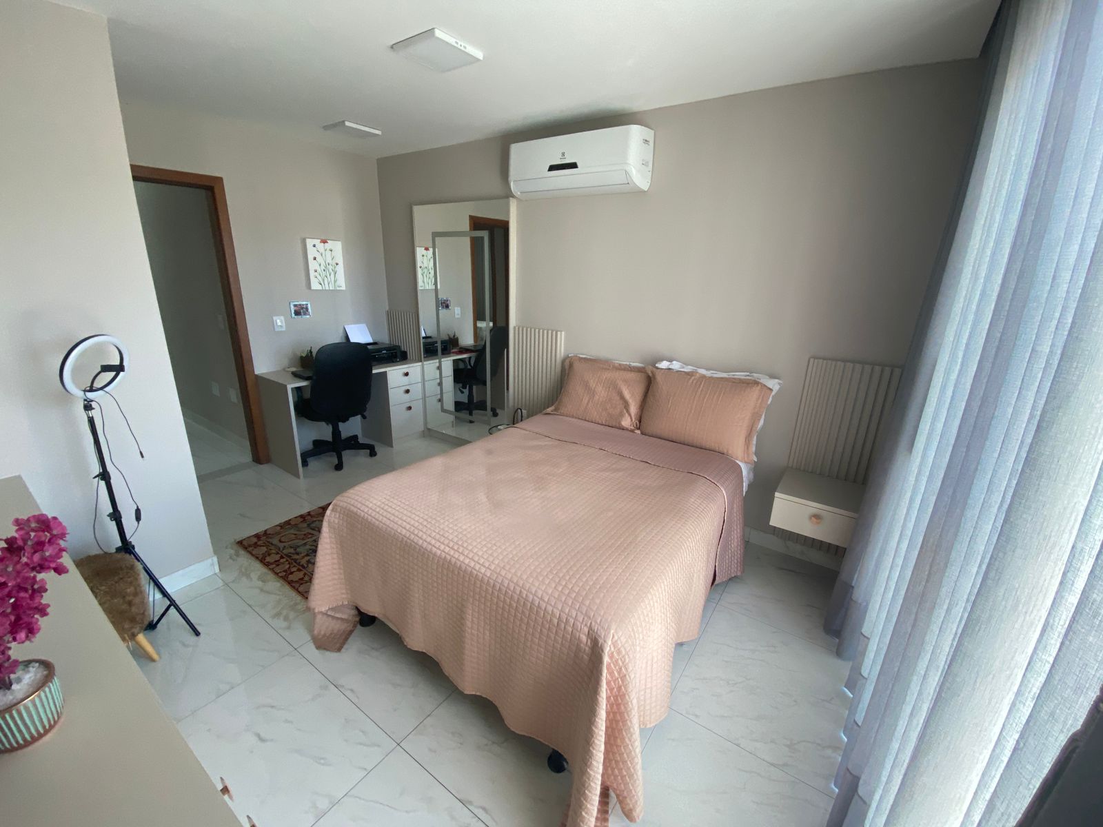 18 LINDA CASA DUPLEX com excelente acabamento, com ótima localização em Morada de Laranjeiras!
