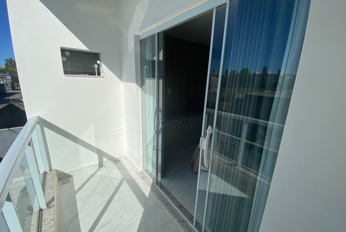 LINDA CASA DUPLEX com excelente acabamento, com ótima localização em Morada de Laranjeiras!