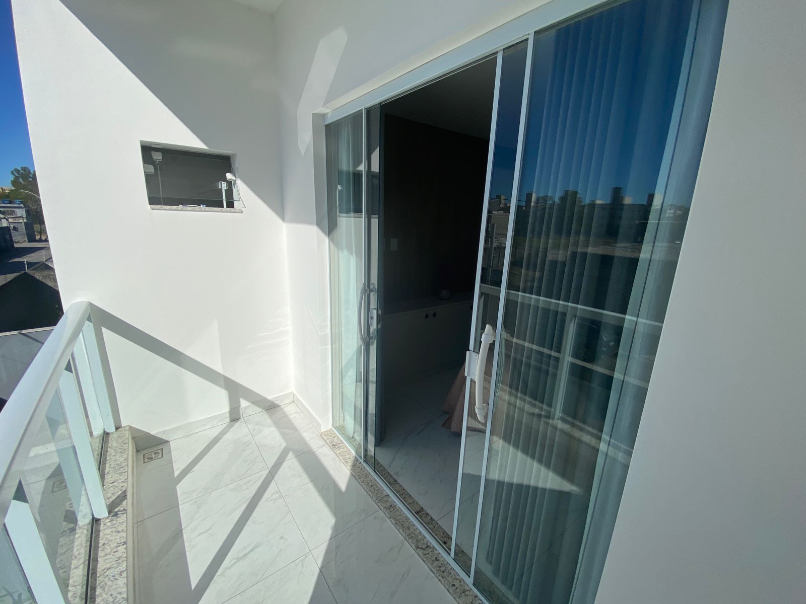 19 LINDA CASA DUPLEX com excelente acabamento, com ótima localização em Morada de Laranjeiras!