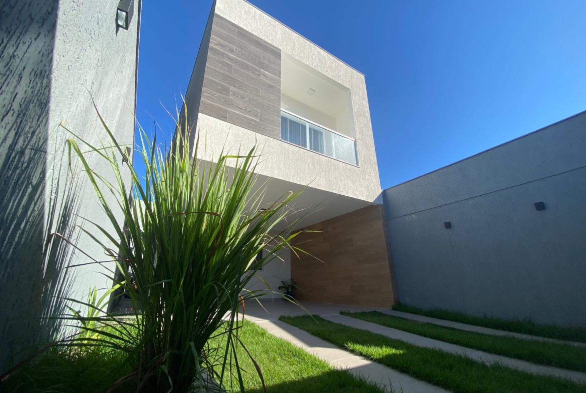 LINDA CASA DUPLEX com excelente acabamento, com ótima localização em Morada de Laranjeiras!