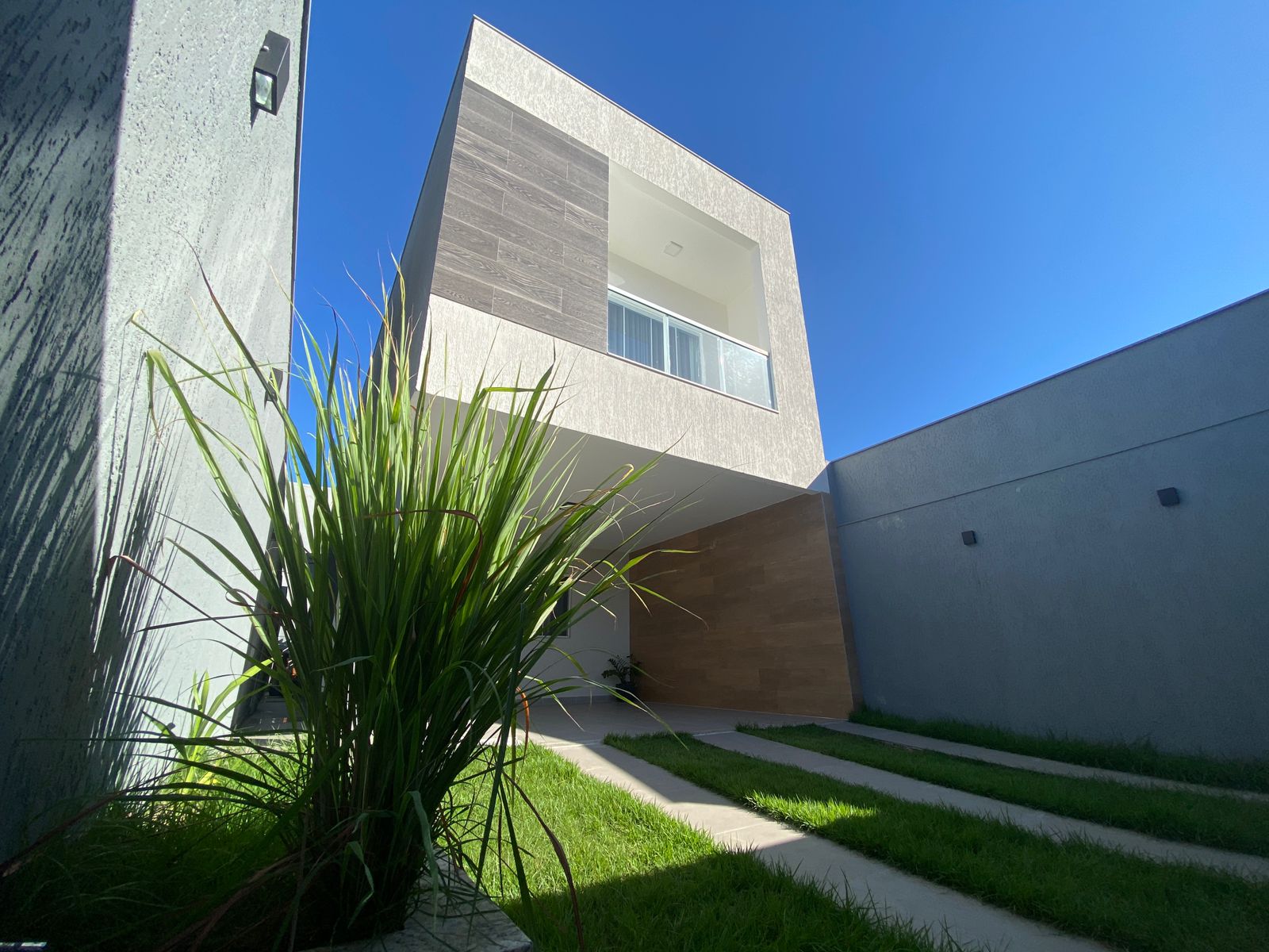 2 LINDA CASA DUPLEX com excelente acabamento, com ótima localização em Morada de Laranjeiras!
