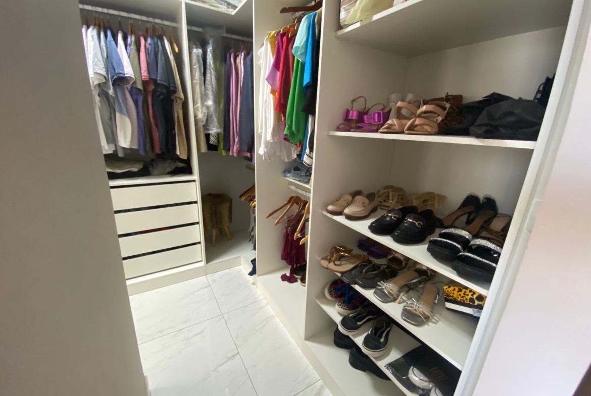 LINDA CASA DUPLEX com excelente acabamento, com ótima localização em Morada de Laranjeiras!