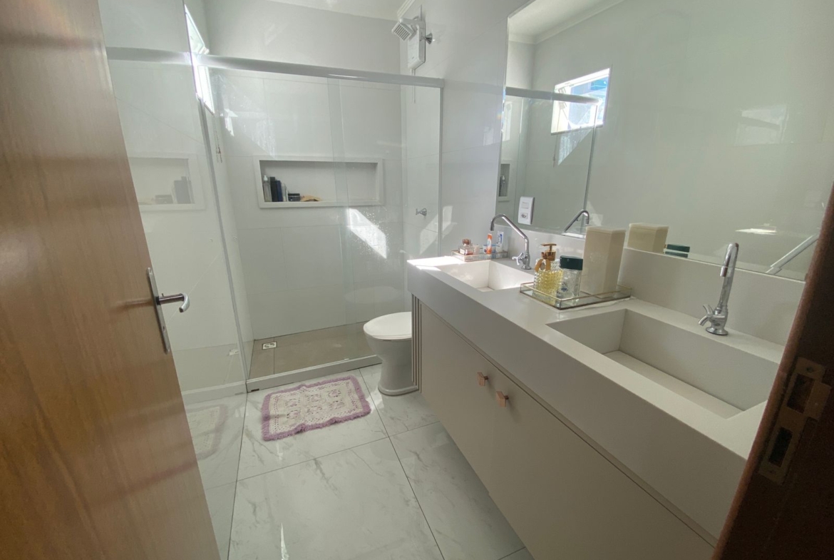 LINDA CASA DUPLEX com excelente acabamento, com ótima localização em Morada de Laranjeiras!