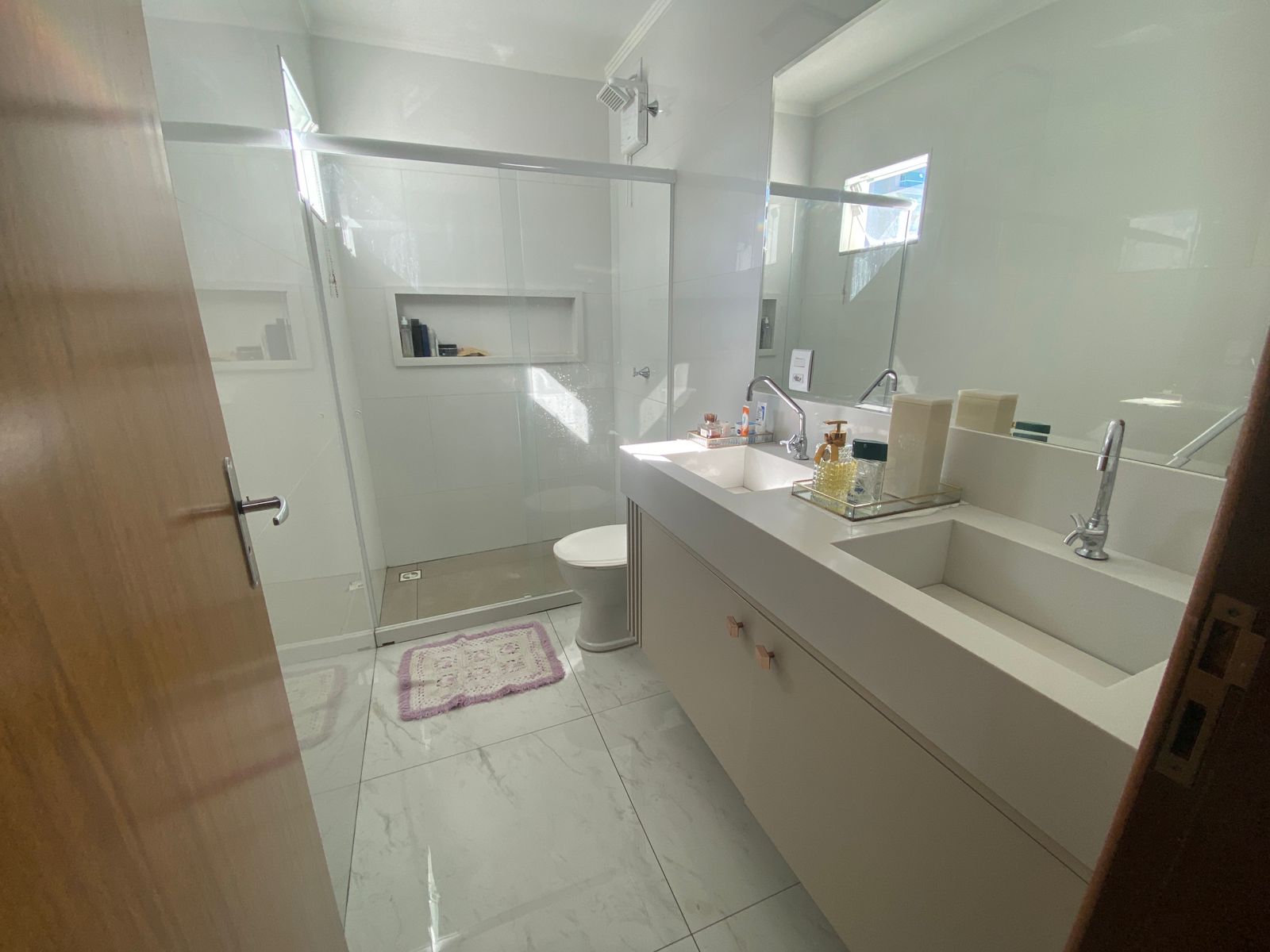 22 LINDA CASA DUPLEX com excelente acabamento, com ótima localização em Morada de Laranjeiras!