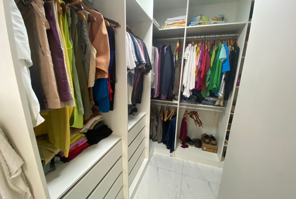 LINDA CASA DUPLEX com excelente acabamento, com ótima localização em Morada de Laranjeiras!