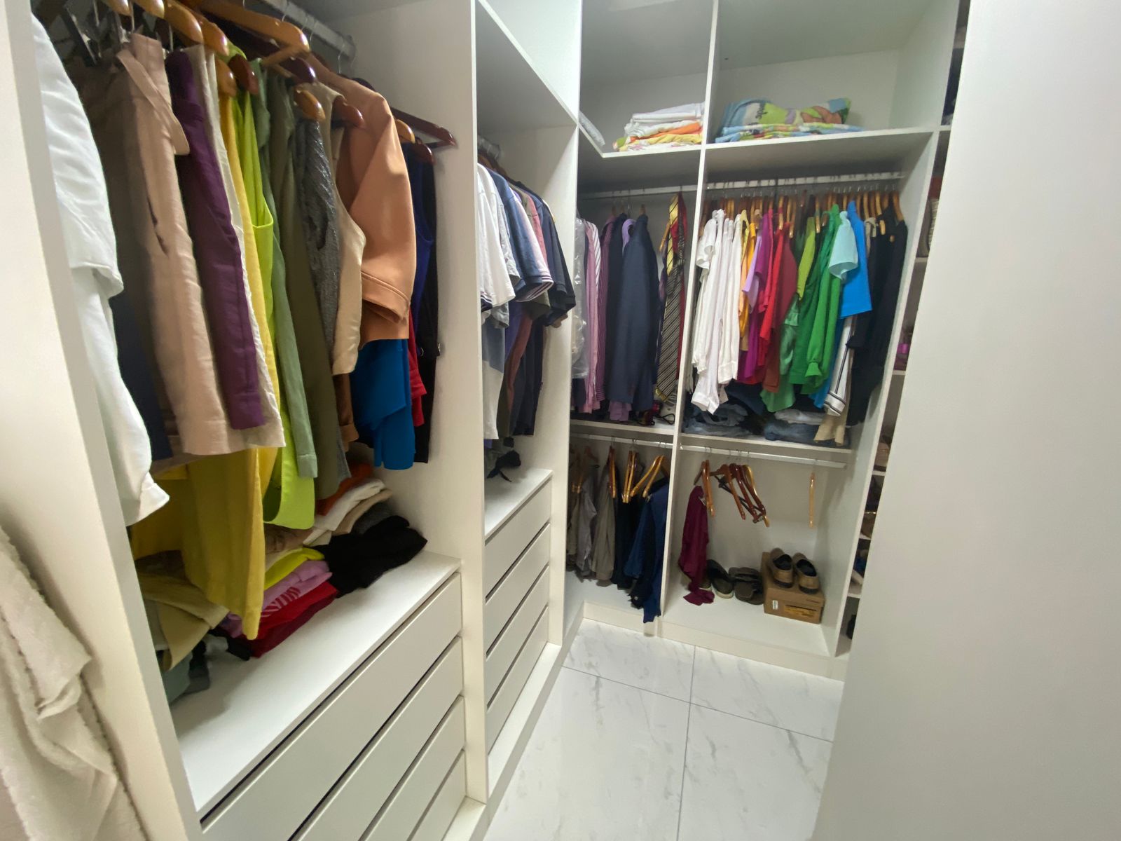 24 LINDA CASA DUPLEX com excelente acabamento, com ótima localização em Morada de Laranjeiras!