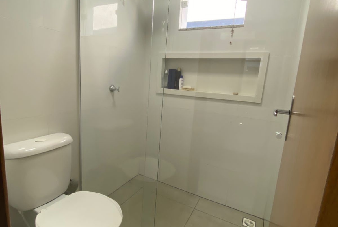 LINDA CASA DUPLEX com excelente acabamento, com ótima localização em Morada de Laranjeiras!