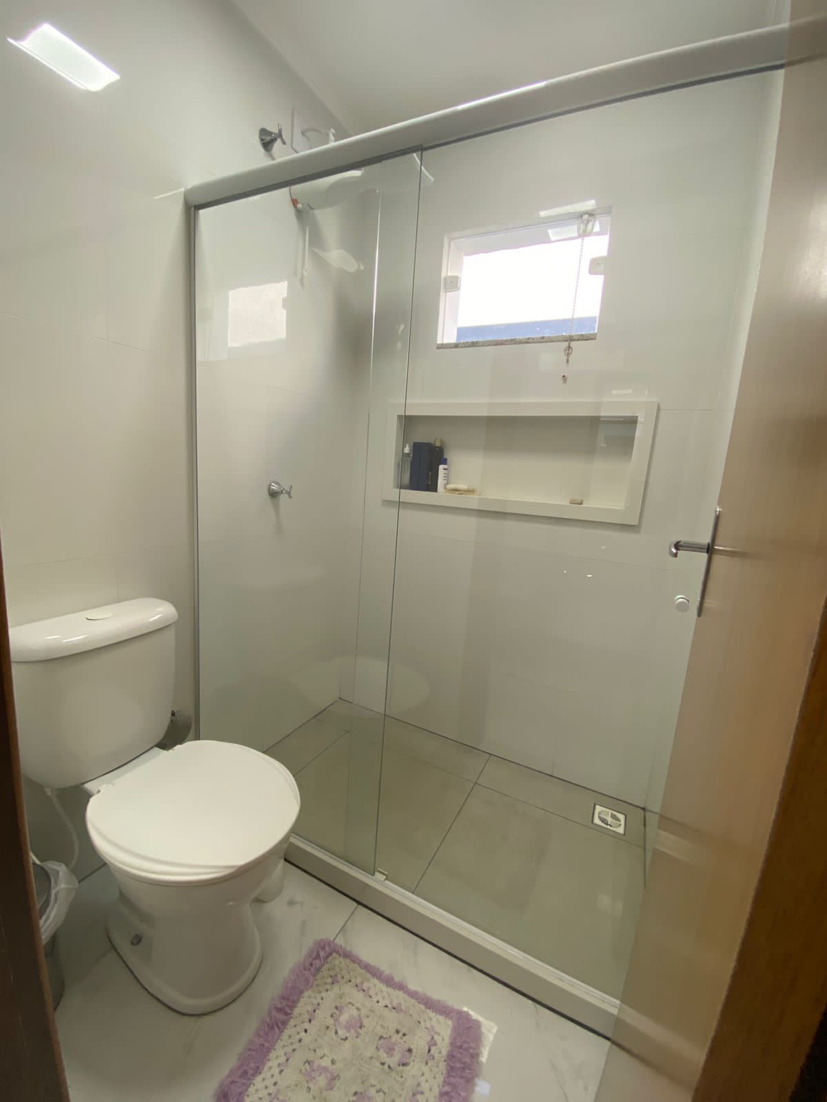 27 LINDA CASA DUPLEX com excelente acabamento, com ótima localização em Morada de Laranjeiras!