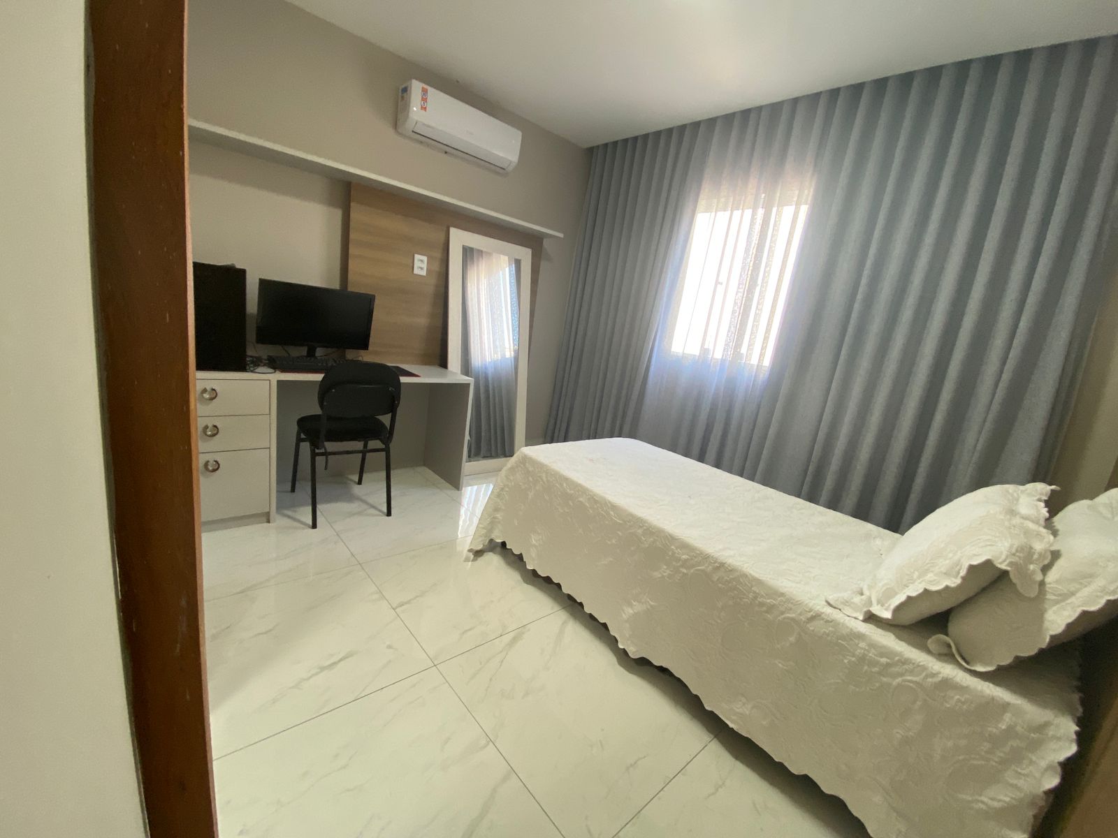 29 LINDA CASA DUPLEX com excelente acabamento, com ótima localização em Morada de Laranjeiras!