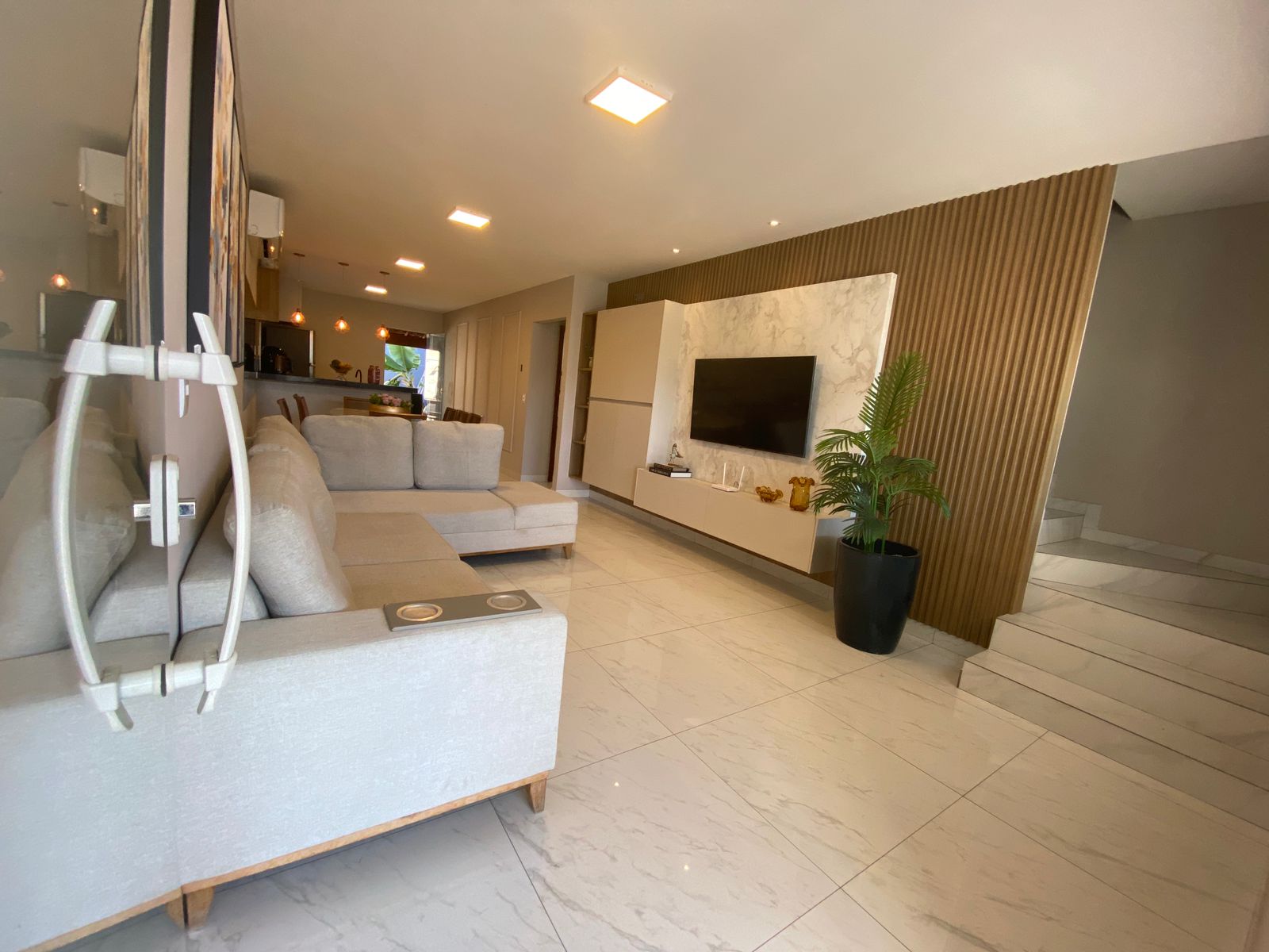 3 LINDA CASA DUPLEX com excelente acabamento, com ótima localização em Morada de Laranjeiras!