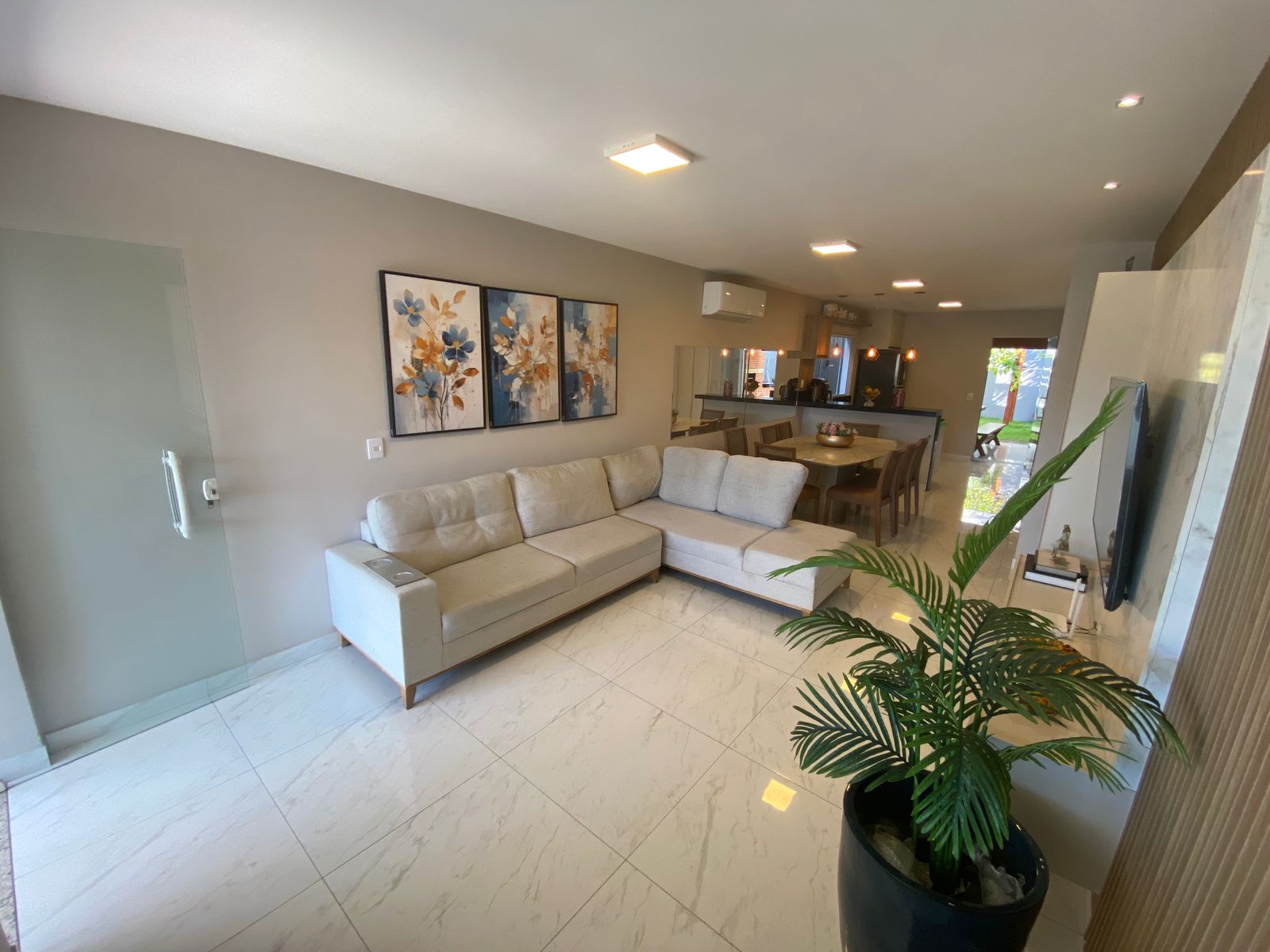 4 LINDA CASA DUPLEX com excelente acabamento, com ótima localização em Morada de Laranjeiras!