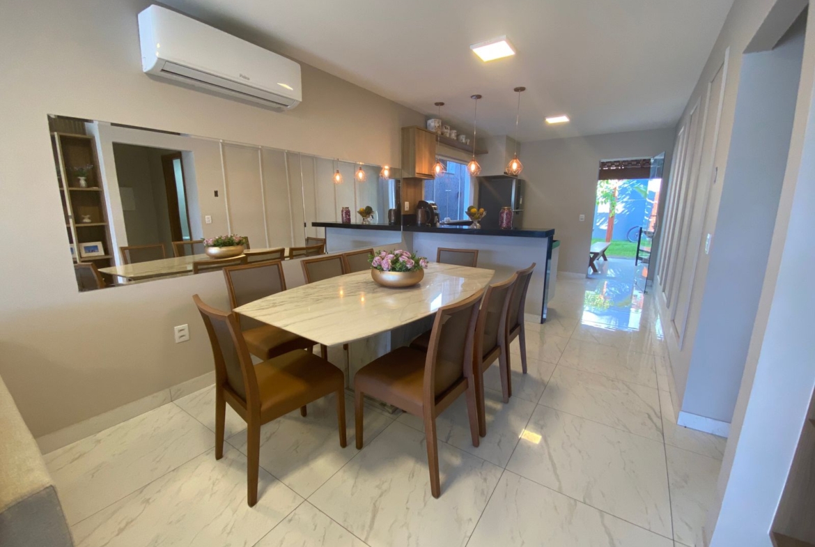 LINDA CASA DUPLEX com excelente acabamento, com ótima localização em Morada de Laranjeiras!