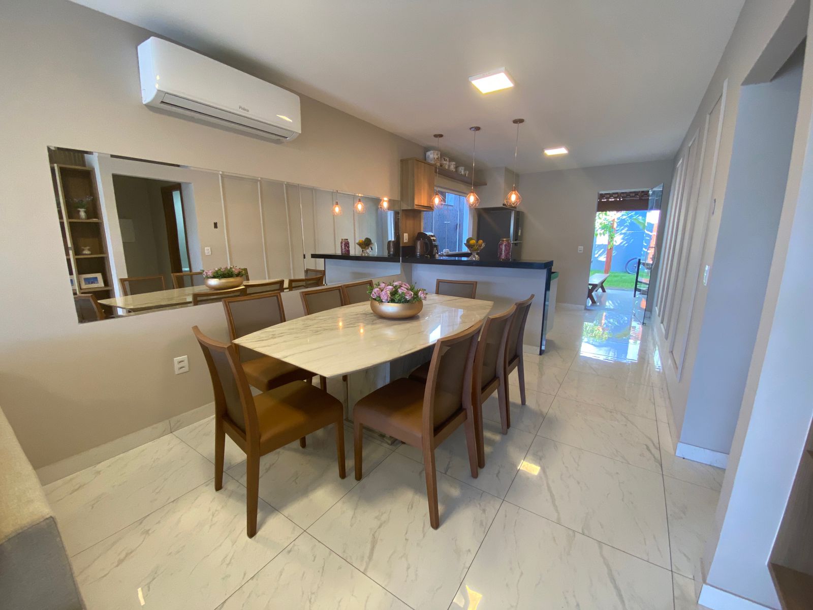 5 LINDA CASA DUPLEX com excelente acabamento, com ótima localização em Morada de Laranjeiras!