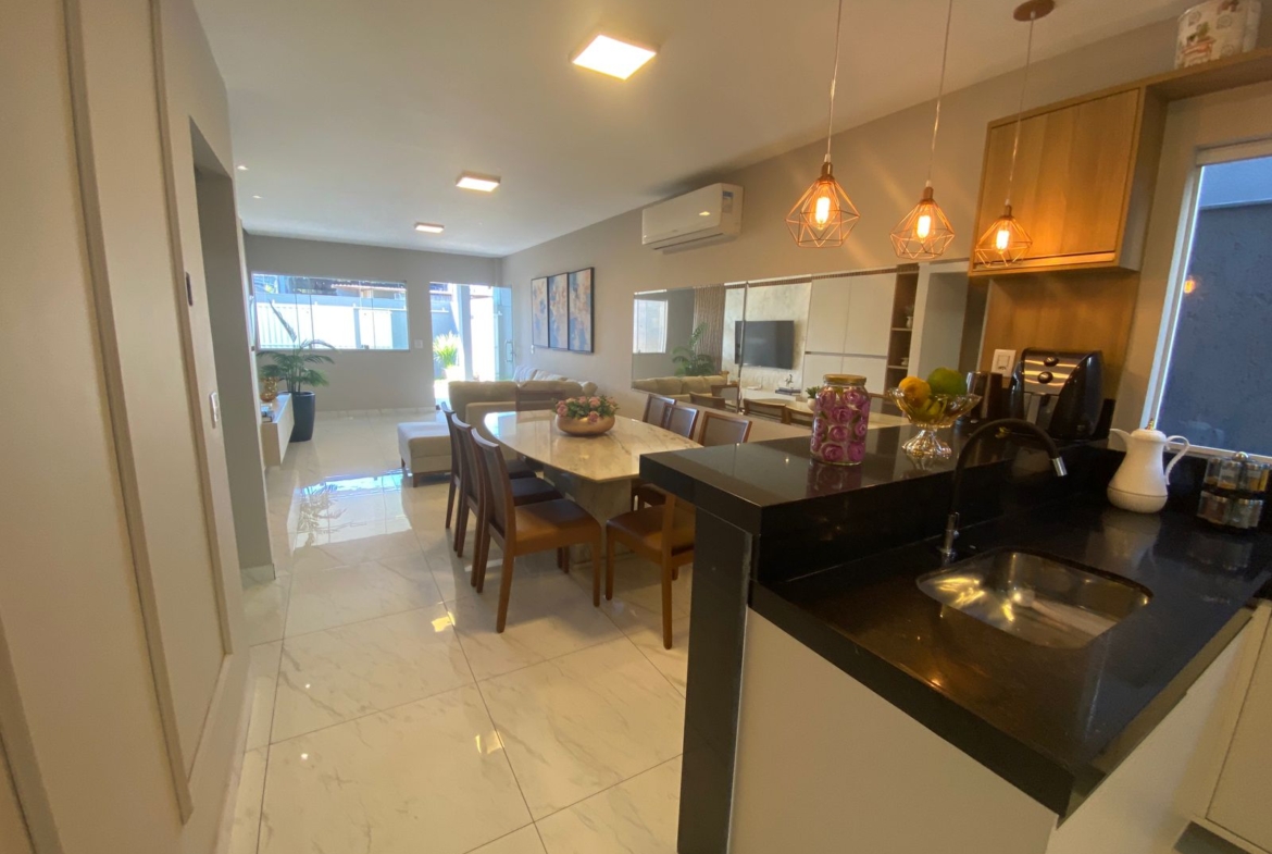 LINDA CASA DUPLEX com excelente acabamento, com ótima localização em Morada de Laranjeiras!
