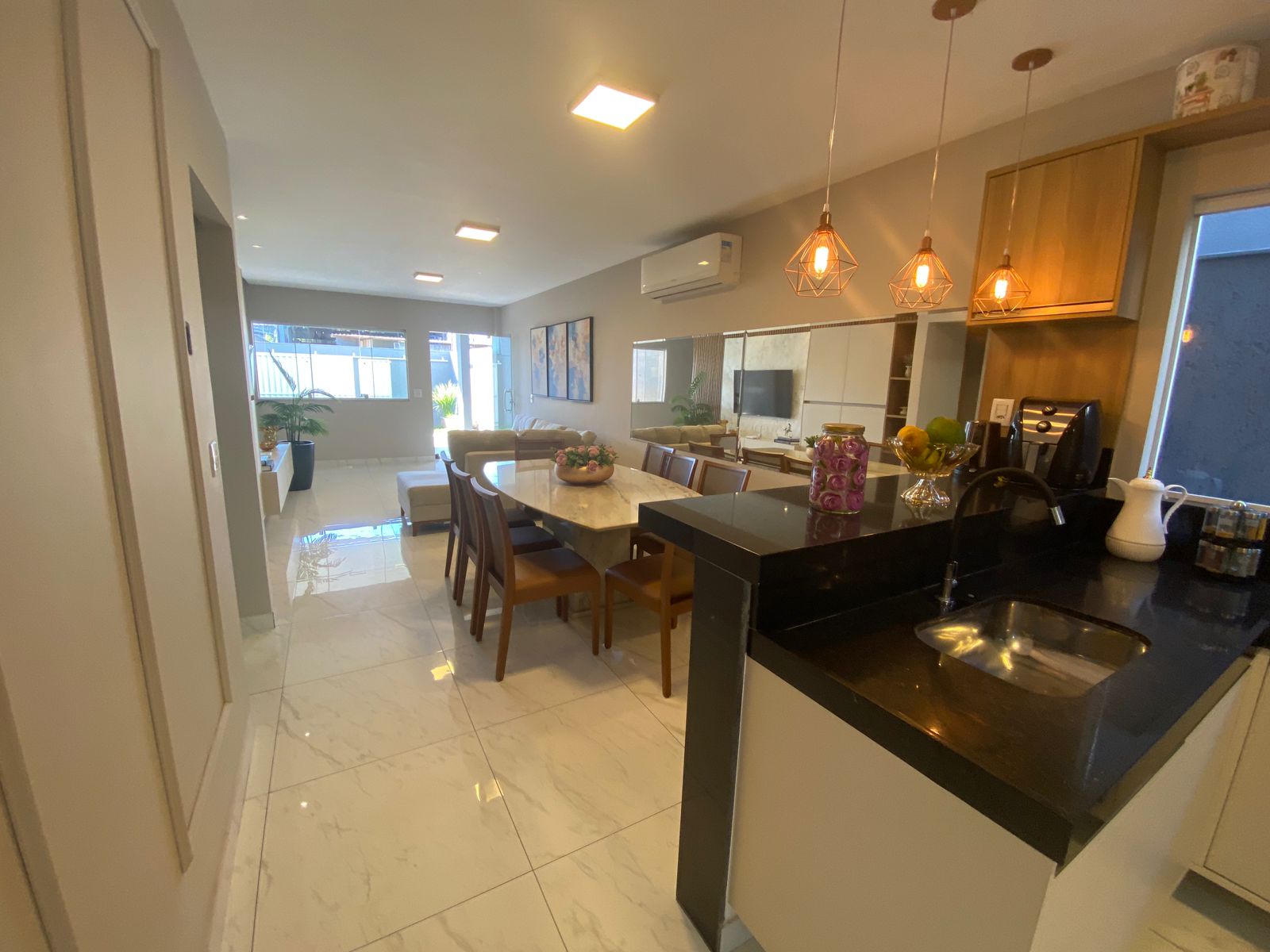 6 LINDA CASA DUPLEX com excelente acabamento, com ótima localização em Morada de Laranjeiras!