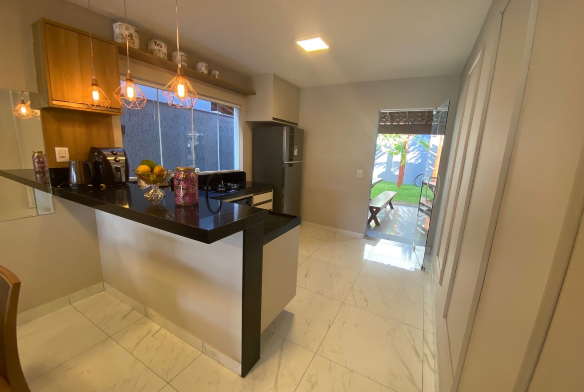LINDA CASA DUPLEX com excelente acabamento, com ótima localização em Morada de Laranjeiras!