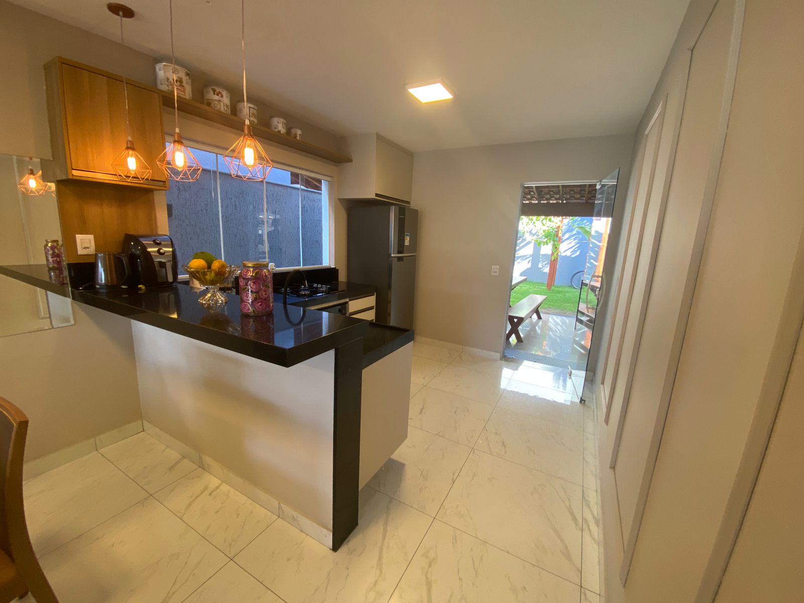 7 LINDA CASA DUPLEX com excelente acabamento, com ótima localização em Morada de Laranjeiras!