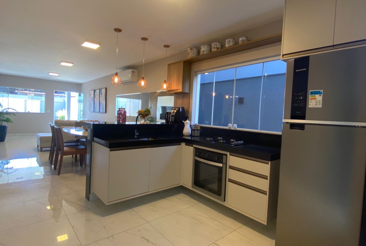 LINDA CASA DUPLEX com excelente acabamento, com ótima localização em Morada de Laranjeiras!
