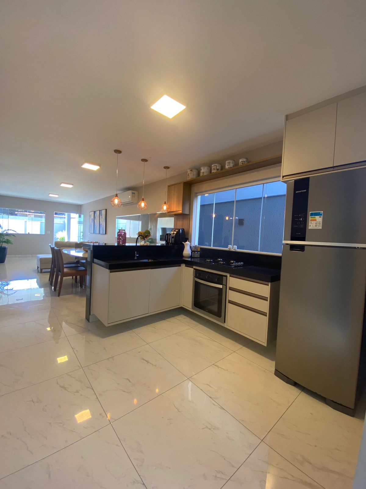 8 LINDA CASA DUPLEX com excelente acabamento, com ótima localização em Morada de Laranjeiras!