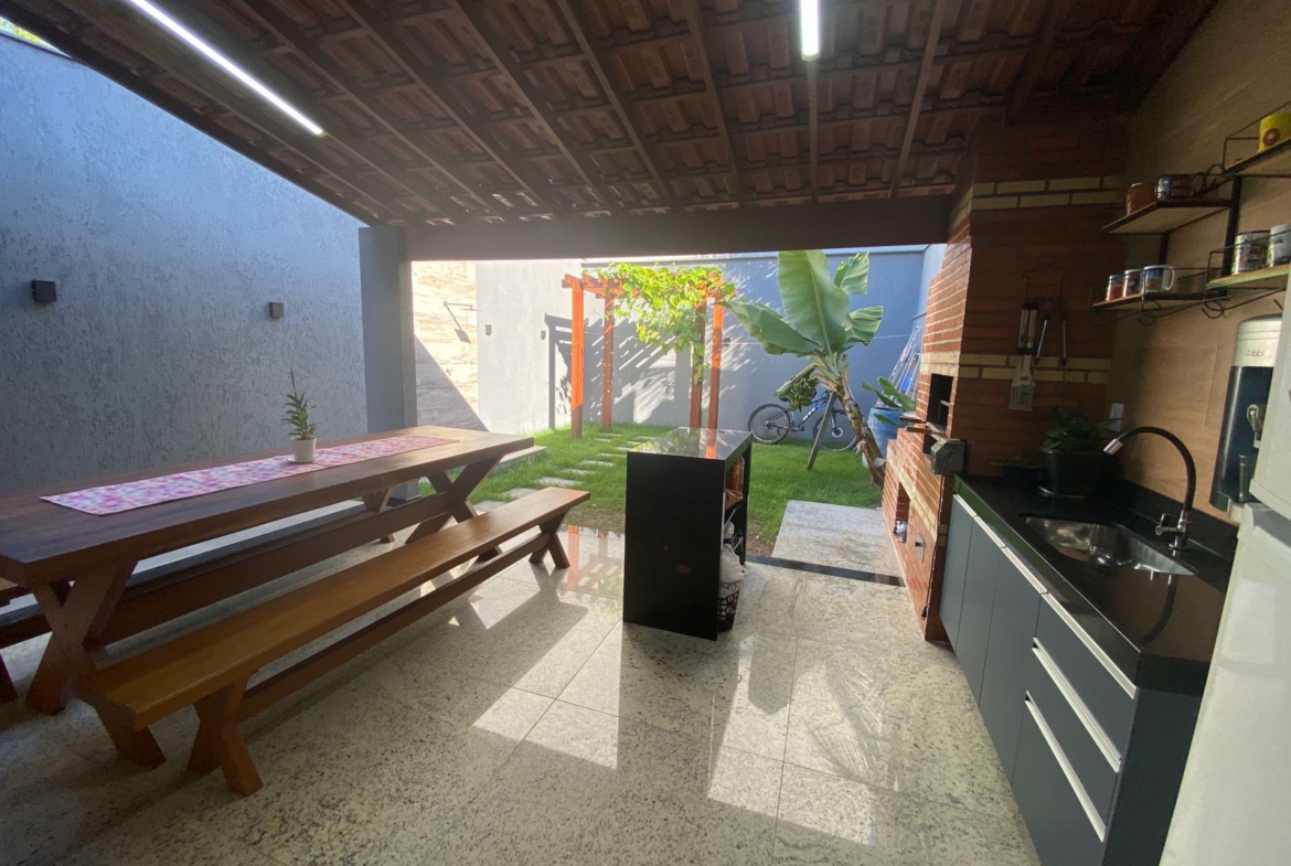 LINDA CASA DUPLEX com excelente acabamento, com ótima localização em Morada de Laranjeiras!
