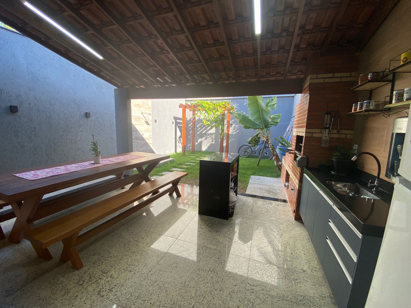9 LINDA CASA DUPLEX com excelente acabamento, com ótima localização em Morada de Laranjeiras!